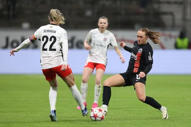 Deutsche Bank Park, Frankfurt Main Germany 31.01.2024 UEFA Women s Champions League match Grouppe A SGE Eintracht Frankfurt - Rosengard v.l., Olivia Schough (FC Rosengard), Lisanne Graewe (Eintracht Frankfurt), Zweikampf, Action, Aktion, Battles for the Ball Copyright: JoaquimxFerreira