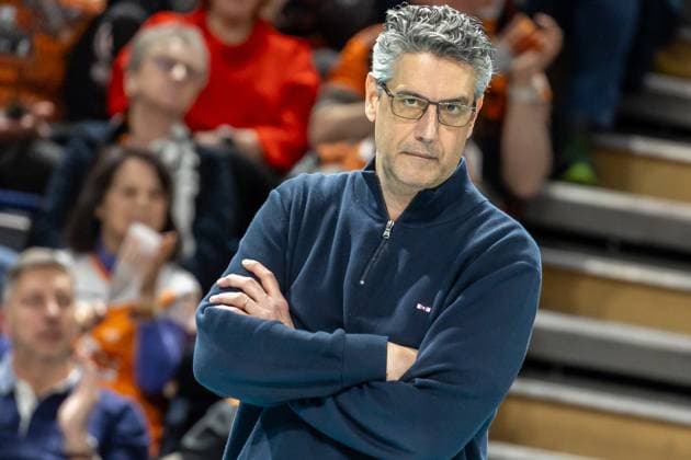 31.01.2024, Berlin, Volleyball: CEV Champions League, Maenner, Playoff, BR Volleys gegen Tours VB, Max-Schmeling-Halle. Cheftrainer Marcelo Fronckowiak von Tours VB verfolgt das Spiel. BR Volleys vs. Tours VB