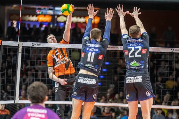 31.01.2024, Berlin, Volleyball: CEV Champions League, Maenner, Playoff, BR Volleys gegen Tours VB, Max-Schmeling-Halle. Berlins Marek Sotola (l-r) spielt den Ball gegen den Block aus Maert Tammearu und Michael Parkinson von Tours VB. BR Volleys vs. Tours VB