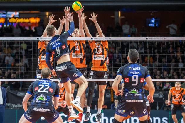 31.01.2024, Berlin, Volleyball: CEV Champions League, Maenner, Playoff, BR Volleys gegen Tours VB, Max-Schmeling-Halle. Maert Tammearu (l) von Tours VB spielt den Ball gegen den Block aus Berlins Timo Tammemaa und Ruben Schott (r). BR Volleys vs. Tours VB