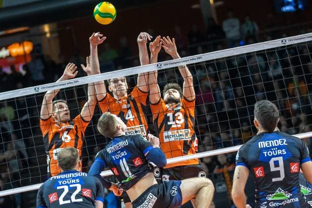 31.01.2024, Berlin, Volleyball: CEV Champions League, Maenner, Playoff, BR Volleys gegen Tours VB, Max-Schmeling-Halle. Maert Tammearu (M) von Tours VB spielt den Ball gegen den Block aus Berlins Johannes Tille, Timo Tammemaa und Ruben Schott (r). BR Volleys vs. Tours VB