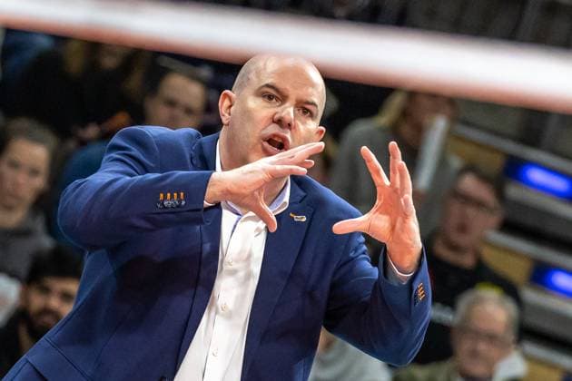 31.01.2024, Berlin, Volleyball: CEV Champions League, Maenner, Playoff, BR Volleys gegen Tours VB, Max-Schmeling-Halle. Trainer Joel Banks der Berlin Volleys gestikuliert. BR Volleys vs. Tours VB
