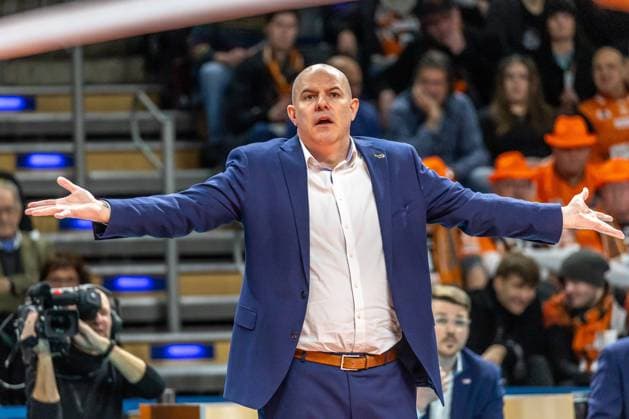 31.01.2024, Berlin, Volleyball: CEV Champions League, Maenner, Playoff, BR Volleys gegen Tours VB, Max-Schmeling-Halle. Trainer Joel Banks der Berlin Volleys gestikuliert. BR Volleys vs. Tours VB