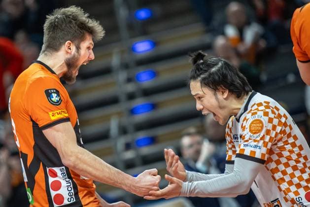 31.01.2024, Berlin, Volleyball: CEV Champions League, Maenner, Playoff, BR Volleys gegen Tours VB, Max-Schmeling-Halle. Berlins Ruben Schott (l) und Libero Satoshi Tsuiki jubeln nach Punktgewinn. BR Volleys vs. Tours VB
