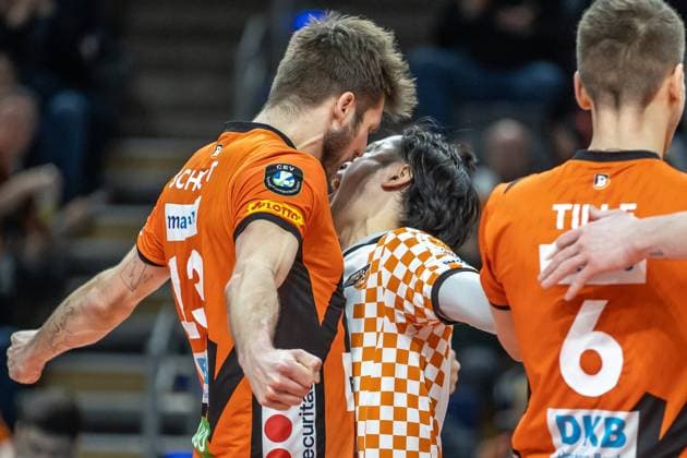 Sport Bilder des Tages 31.01.2024, Berlin, Volleyball: CEV Champions League, Maenner, Playoff, BR Volleys gegen Tours VB, Max-Schmeling-Halle. Berlins Ruben Schott (l) und Libero Satoshi Tsuiki jubeln nach Punktgewinn. BR Volleys vs. Tours VB