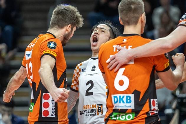 31.01.2024, Berlin, Volleyball: CEV Champions League, Maenner, Playoff, BR Volleys gegen Tours VB, Max-Schmeling-Halle. Berlins Ruben Schott (l) und Libero Satoshi Tsuiki jubeln nach Punktgewinn. BR Volleys vs. Tours VB