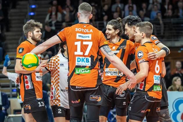31.01.2024, Berlin, Volleyball: CEV Champions League, Maenner, Playoff, BR Volleys gegen Tours VB, Max-Schmeling-Halle. Spieler der Berlin Volleys jubeln nach Punktgewinn. BR Volleys vs. Tours VB