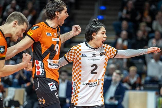 31.01.2024, Berlin, Volleyball: CEV Champions League, Maenner, Playoff, BR Volleys gegen Tours VB, Max-Schmeling-Halle. Berlins Timothee Carle und Libero Satoshi Tsuiki (r) jubeln nach Punktgewinn. BR Volleys vs. Tours VB