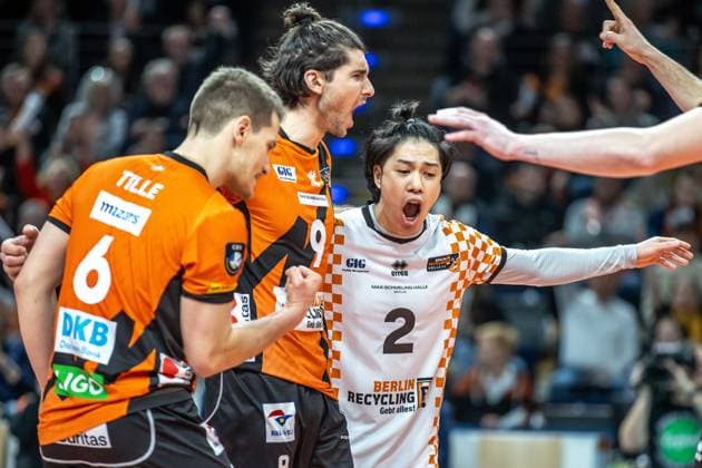 31.01.2024, Berlin, Volleyball: CEV Champions League, Maenner, Playoff, BR Volleys gegen Tours VB, Max-Schmeling-Halle. Berlins Johannes Tille (l-r), Timothee Carle und Libero Satoshi Tsuiki jubeln nach Punktgewinn. BR Volleys vs. Tours VB