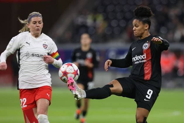 Deutsche Bank Park, Frankfurt Main Germany 31.01.2024 UEFA Women s Champions League match Grouppe A SGE Eintracht Frankfurt - Rosengard v.l., Olivia Schough (FC Rosengard), Shekiera Martinez (Eintracht Frankfurt), Zweikampf, Action, Aktion, Battles for the Ball Copyright: JoaquimxFerreira