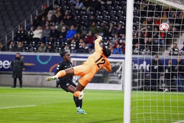 Deutsche Bank Park, Frankfurt Main Germany 31.01.2024 UEFA Women s Champions League match Grouppe A SGE Eintracht Frankfurt - Rosengard v.l., Etonam Nicole Anyomi (Eintracht Frankfurt), goalkeeper, Torfrau Angel Mukasa (FC Rosengard) erstaunt über das Tor von Ilayda Acikgöz (Eintracht Frankfurt), Goal scored, Tor zum 1:0 Copyright: JoaquimxFerreira