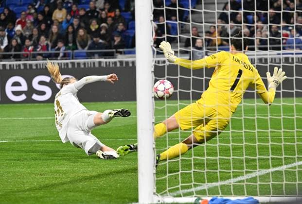 Ada Hegerberg (lyon) vs Olivie Lukasova (prague) FOOTBALL: Olympique Lyonnais FÂŽminines vs SK Slavia Prague - Ligue des Champions FÂŽminine - 31 01 2024 FredericChambert Panoramic 