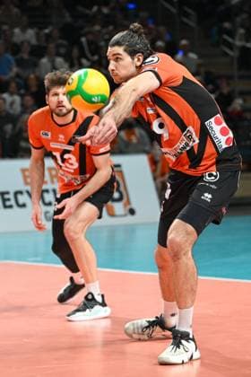 Berlin, Deutschland 31. Januar 2024: CL Volleyball - 2023 2024 - Berlin Recycling Volleys vs. Tours VB Im Bild: Ballannahme Timothee Carle (BR Volleys), im Hintergrund: Ruben Schott (BR Volleys) Copyright: xFotostandx xReuhlx