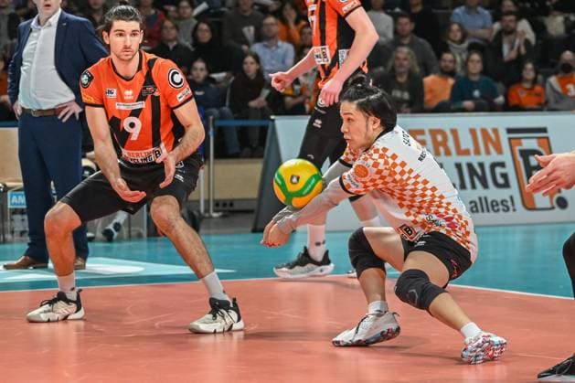 Berlin, Deutschland 31. Januar 2024: CL Volleyball - 2023 2024 - Berlin Recycling Volleys vs. Tours VB Im Bild: Ballannahme Satoshi Tsuiki (BR Volleys), im Hintergund: Timothee Carle (BR Volleys) sichert Copyright: xFotostandx xReuhlx