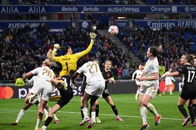Sport Bilder des Tages Lindsey Horan avec Vicki Becho et Vanessa Gilles (lyon) vs Olivie Lukasova (prague) FOOTBALL: Olympique Lyonnais FÂŽminines vs SK Slavia Prague - Ligue des Champions FÂŽminine - 31 01 2024 FredericChambert Panoramic 