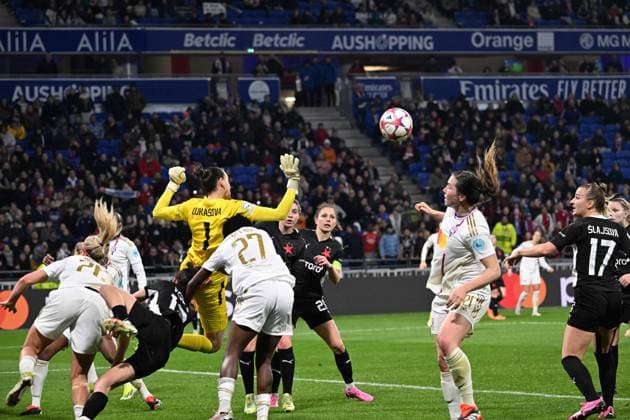 Lindsey Horan avec Vicki Becho et Vanessa Gilles (lyon) vs Olivie Lukasova (prague) FOOTBALL: Olympique Lyonnais FÂŽminines vs SK Slavia Prague - Ligue des Champions FÂŽminine - 31 01 2024 FredericChambert Panoramic 