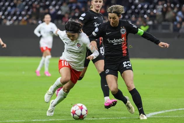 31.01.2024, xusrbx, Fussball Champions League Frauen, Eintracht Frankfurt Frauen - FC Rosengard emspor, v.l. Mai Kadowaki (FC Rosengard, 16), Cara Boesl (Eintracht Frankfurt, 26), (DFL DFB REGULATIONS PROHIBIT ANY USE OF PHOTOGRAPHS as IMAGE SEQUENCES and or QUASI-VIDEO) Frankfurt am Main