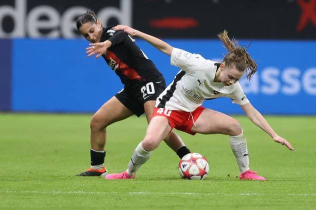 Deutsche Bank Park, Frankfurt Main Germany 31.01.2024 UEFA Women s Champions League match Grouppe A SGE Eintracht Frankfurt - Rosengard v.l., Ilayda Acikgöz (Eintracht Frankfurt), Bea Sprung (FC Rosengard), Zweikampf, Action, Aktion, Battles for the Ball Copyright: JoaquimxFerreira