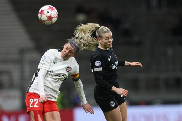 Deutsche Bank Park, Frankfurt Main Germany 31.01.2024 UEFA Women s Champions League match Grouppe A SGE Eintracht Frankfurt - Rosengard v.l., Olivia Schough (FC Rosengard), Nadine Riesen (Eintracht Frankfurt), Kopfball, Kopfballduell Copyright: JoaquimxFerreira
