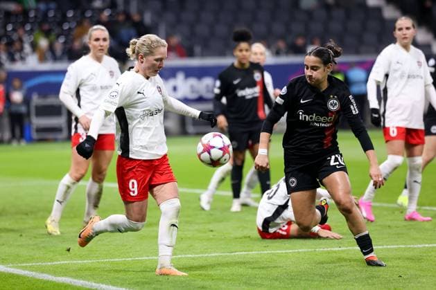 Deutsche Bank Park, Frankfurt Main Germany 31.01.2024 UEFA Women s Champions League match Grouppe A SGE Eintracht Frankfurt - Rosengard v.l., Emilia Larsson (FC Rosengard), Ilayda Acikgöz (Eintracht Frankfurt), Zweikampf, Action, Aktion, Battles for the Ball Copyright: JoaquimxFerreira