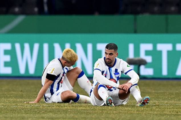 Sport Bilder des Tages Fussball, Herren, Saison 2023 2024, DFB-Pokal (Viertelfinale), Hertha BSC - 1. FC Kaiserslautern, v. l. Marc Oliver Kempf (Hertha BSC), Aymen Barkok (Hertha BSC), Enttäuschung nach Abpfiff, 31.01. 2024, *** Football, Men, Season 2023 2024, DFB Cup quarter-final , Hertha BSC 1 FC Kaiserslautern, f l Marc Oliver Kempf Hertha BSC , Aymen Barkok Hertha BSC , Disappointment after the final whistle, 31 01 2024, Copyright: xSebastianxRäppold MatthiasxKochx