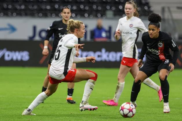 31.01.2024, xusrbx, Fussball Champions League Frauen, Eintracht Frankfurt Frauen - FC Rosengard emspor, v.l. Jessica Wik (FC Rosengard, 15), Shekiera Martinez (Eintracht Frankfurt, 10), (DFL DFB REGULATIONS PROHIBIT ANY USE OF PHOTOGRAPHS as IMAGE SEQUENCES and or QUASI-VIDEO) Frankfurt am Main