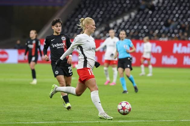 31.01.2024, xusrbx, Fussball Champions League Frauen, Eintracht Frankfurt Frauen - FC Rosengard emspor, v.l. Dilara Acikgoez (Eintracht Frankfurt, 29), Sofie Bredgaard (FC Rosengard, 19), (DFL DFB REGULATIONS PROHIBIT ANY USE OF PHOTOGRAPHS as IMAGE SEQUENCES and or QUASI-VIDEO) Frankfurt am Main