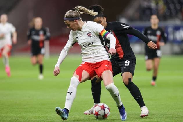 Deutsche Bank Park, Frankfurt Main Germany 31.01.2024 UEFA Women s Champions League match Grouppe A SGE Eintracht Frankfurt - Rosengard v.l., Olivia Schough (FC Rosengard), Shekiera Martinez (Eintracht Frankfurt), Zweikampf, Action, Aktion, Battles for the Ball Copyright: JoaquimxFerreira