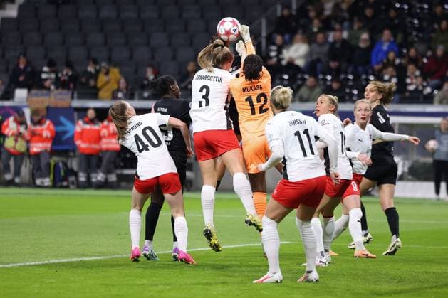 Deutsche Bank Park, Frankfurt Main Germany 31.01.2024 UEFA Women s Champions League match Grouppe A SGE Eintracht Frankfurt - Rosengard v.l., Ilayda Acikgöz (Eintracht Frankfurt), Gudrun Arnardottir (FC Rosengard), goalkeeper, Torfrau Angel Mukasa (FC Rosengard), Kopfball, Kopfballduell Copyright: JoaquimxFerreira