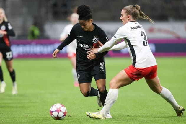 Deutsche Bank Park, Frankfurt Main Germany 31.01.2024 UEFA Women s Champions League match Grouppe A SGE Eintracht Frankfurt - Rosengard v.l., Shekiera Martinez (Eintracht Frankfurt), Gudrun Arnardottir (FC Rosengard), Zweikampf, Action, Aktion, Battles for the Ball Copyright: JoaquimxFerreira