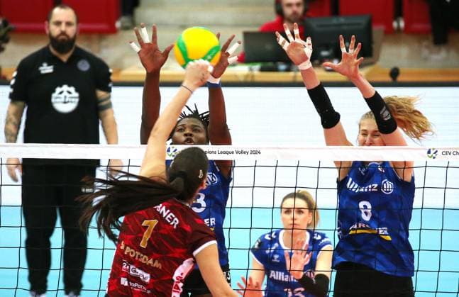 BAU 01.02.2024, Deutschland, Stuttgart Volleyball Champions League, Allianz MTV Stuttgart vs. SC Potsdam, v.l. Tara Taubner (SC), Krystal Rivers (MTV), Monique Stubbe (SC)