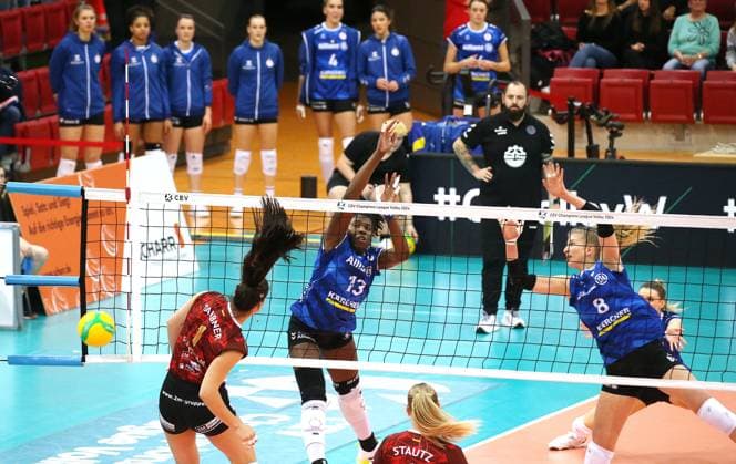 BAU 01.02.2024, Deutschland, Stuttgart Volleyball Champions League, Allianz MTV Stuttgart vs. SC Potsdam, v.l. Tara Taubner (SC), Krystal Rivers (MTV)