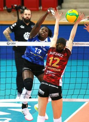 BAU 01.02.2024, Deutschland, Stuttgart Volleyball Champions League, Allianz MTV Stuttgart vs. SC Potsdam, v.l. Krystal Rivers (MTV), Rodica Buterez (SC)