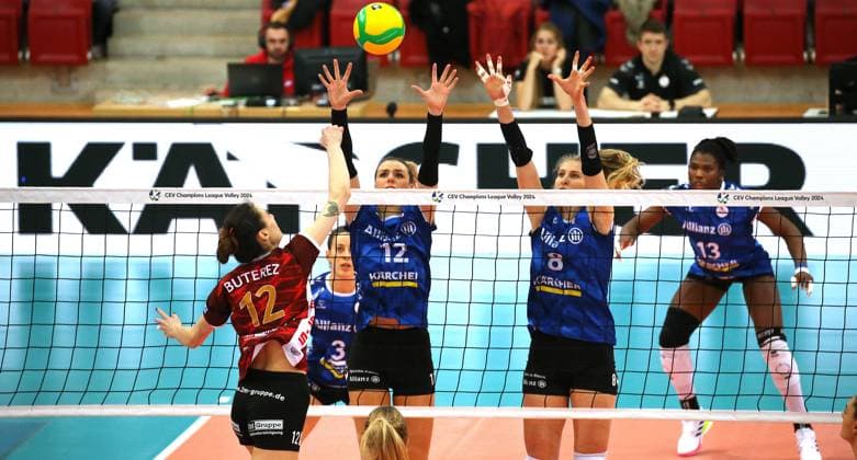 BAU 01.02.2024, Deutschland, Stuttgart Volleyball Champions League, Allianz MTV Stuttgart vs. SC Potsdam, v.l. Rodica Buterez (SC), Britt Bongaerts (MTV), Monique Strubbe (SC), Krystal Rivers (MTV)