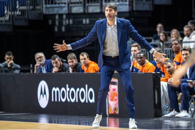 Berlin, 20240201, Basketball: EuroLeague, Hauptrunde, 25. Spieltag, ALBA Berlin - Valencia Basket, Mercedes-Benz Arena. Headcoach Alex Mumbru von Valencia Basket verfolgt das Spiel. ALBA BERLIN - Valencia Basket