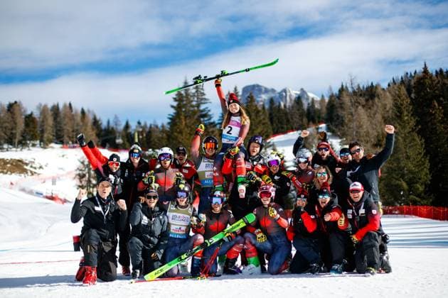 Bilder des Jahres 2024, Sport 02 Feburar Sport Themen der Woche KW05 Sport Bilder des Tages FREE STYLE - FIS SX WC Alleghe ALLEGHE,ITALY,02.FEB.24 -FREESTYLE SKIING - FIS World Cup, Ski Cross, ladies, men. Image shows the rejoicing of India Sherret (CAN) with team Canada.  GEPAxpictures xMaticxKlansek