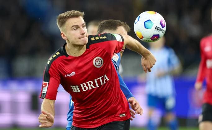 Fussball - 2. BL - Karlsruher SC - SV Wehen Wiesbaden - 02.02.24, Florian Carstens (SVWW), (KSC), -