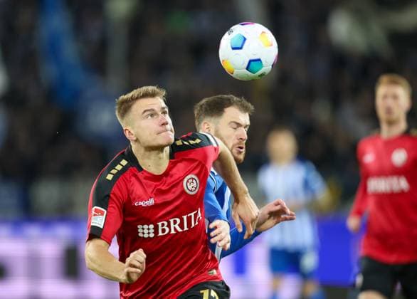Fussball - 2. BL - Karlsruher SC - SV Wehen Wiesbaden - 02.02.24, Florian Carstens (SVWW), Budu Zivzivadze (KSC), -