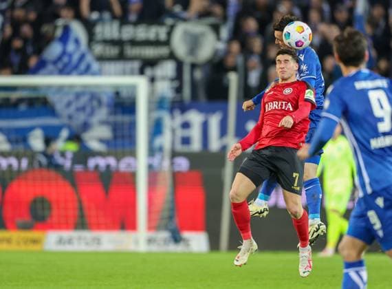 Fussball - 2. BL - Karlsruher SC - SV Wehen Wiesbaden - 02.02.24, Robin Heußer (SVWW), Paul Nebel (KSC), -