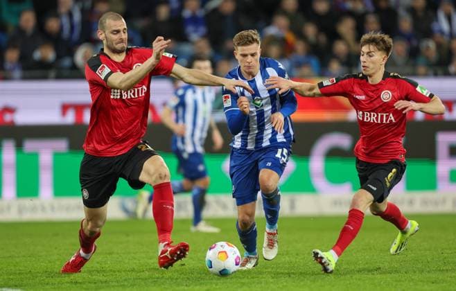 Fussball - 2. BL - Karlsruher SC - SV Wehen Wiesbaden - 02.02.24, Aleksandar Vukotic (SVWW), Dzenis Burnic (KSC), Nick Bätzner (SVWW), -