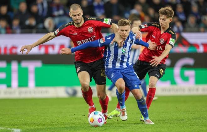 Fussball - 2. BL - Karlsruher SC - SV Wehen Wiesbaden - 02.02.24, Aleksandar Vukotic (SVWW), Dzenis Burnic (KSC), Nick Bätzner (SVWW), -