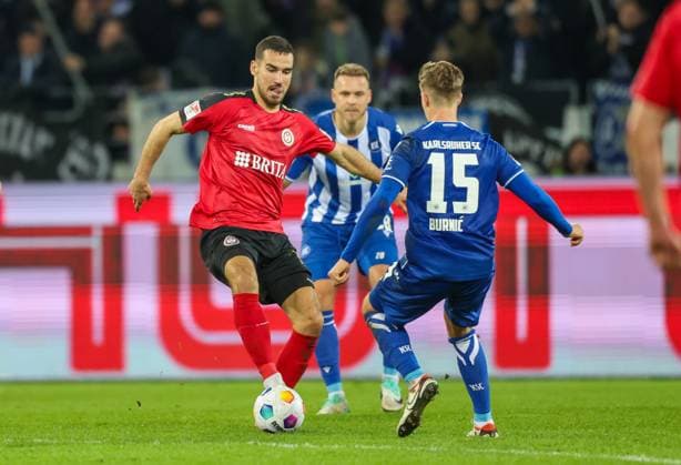 Fussball - 2. BL - Karlsruher SC - SV Wehen Wiesbaden - 02.02.24, Ivan Prtajin (SVWW), Dzenis Burnic (KSC), -