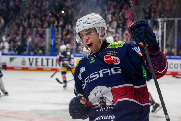 Sport Themen der Woche KW05 Sport Bilder des Tages Frederik Tiffels (Eisbaeren Berlin, 95), feiert sein Tor zum 3:2, Tor, Treffer, drin, Jubel, Torjubel, Freude, Begeisterung, Eisbaeren Berlin vs Adler Mannheim, DEL, Eishockey, Mercedes Benz Arena, 02.02. 2024, Foto: HMB Media Uwe Koch *** Frederik Tiffels Eisbaeren Berlin, 95 , celebrates his goal for 3 2, goal, hit, in, jubilation, goal celebration, joy, enthusiasm, Eisbaeren Berlin vs Adler Mannheim, DEL, ice hockey, Mercedes Benz Arena, 02 02 2024, photo HMB Media Uwe Koch Copyright: HMBxMedia UwexKoch