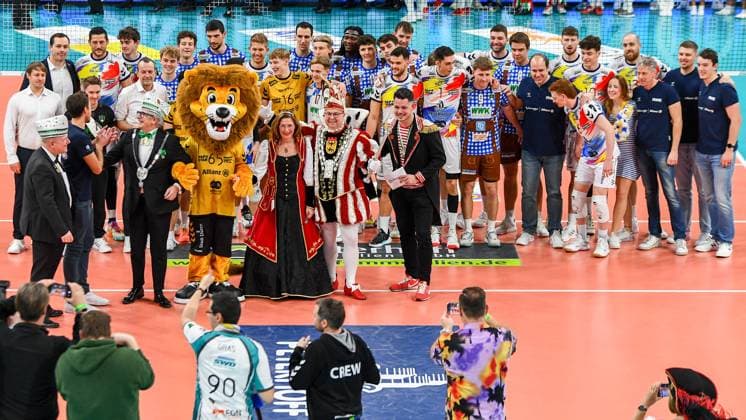 Sport Bilder des Tages Das Dürener Prinzenpaar bei den SWD Powervolleys Düren, Fans, Publikum, Zuschauer, Stimmung, Atmosphäre, Stadion