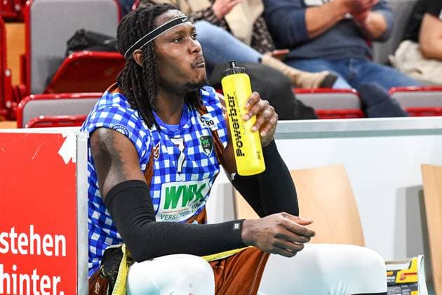 Magloire Mayaulo Nzeza (WWK Volleys Herrsching, 7) mit Trinkflasche, Aktion, Action, Spielszene