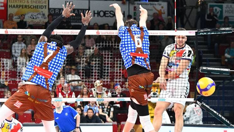 v.li.: Magloire Mayaulo Nzeza (WWK Volleys Herrsching, 7) und Filip John (WWK Volleys Herrsching, 6) bilden vergeblich einen Block, Aktion, Action, Spielszene