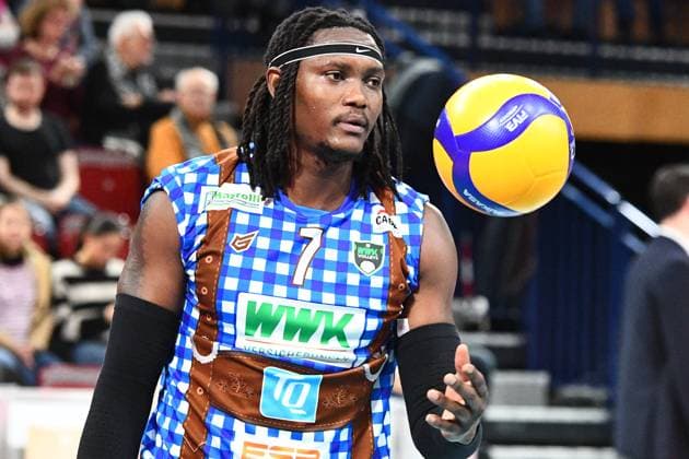 Magloire Mayaulo Nzeza (WWK Volleys Herrsching, 7) mit Ball, Einzelbild, Aktion, Action