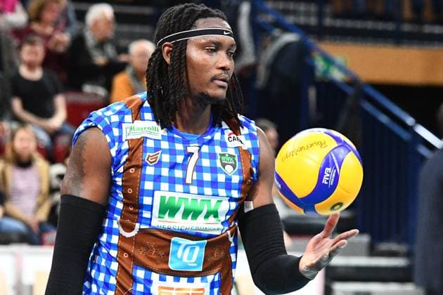Magloire Mayaulo Nzeza (WWK Volleys Herrsching, 7) mit Ball, Einzelbild, Aktion, Action
