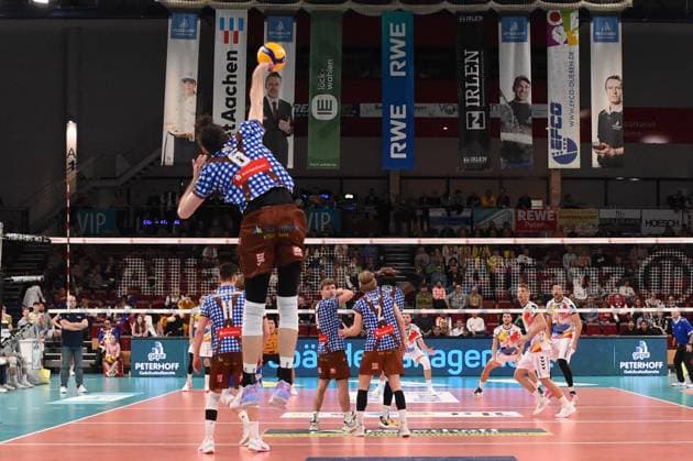 Filip John (WWK Volleys Herrsching, 6) mit einem Schmetterball, Aktion, Action, Spielszene