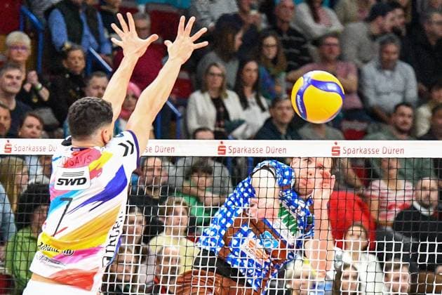 v.li.: Frixos Kotsakis (Powervolleys Düren, 7) bildet den Block, Filip John (WWK Volleys Herrsching, 6) mit dem Schmetterball, Aktion, Action, Spielszene